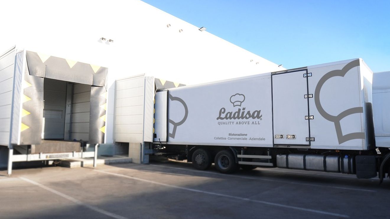 Ulei de măsline cu etichete duble. O mare firmă de catering de la Bari, care câștigase mai multe licitații, este cercetată de procurorii de la Milano că ar fi furnizat sticle de ulei cu etichete false unor cantine ale poliției și armatei