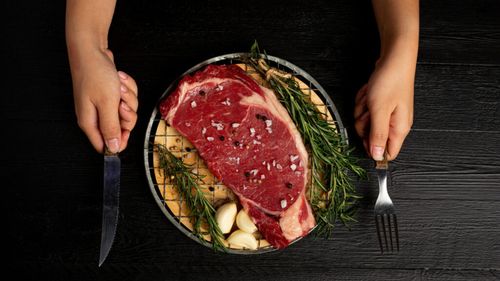 Dieta carnivoră, între promisiuni și riscuri / Ce se întâmplă în organism când mănânci exclusiv produse de origine animală