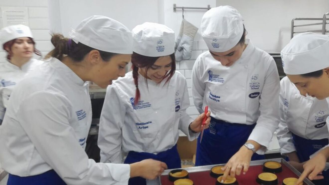 VIDEO | Prăjiturile pentru Crăciun vor fi mai deosebite, anul acesta, pentru absolvenții unui curs de pregătire cofetari/ Unii vor profesa în domeniu, pentru alții prepararea dulciurilor este doar un hobby, dar toți pot realiza acum deserturi de poveste