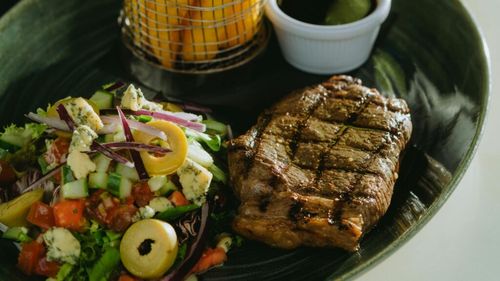 Ce să mănânci la cină pentru a slăbi/Specialiștii în nutriție îți recomandă salate și proteine, pentru a reuși să pierzi în greutate