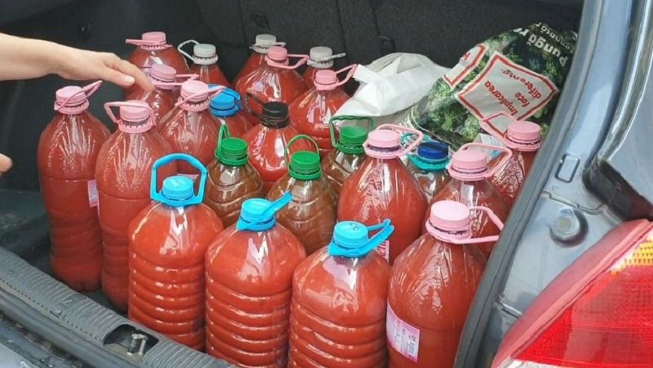 VIDEO Coadă la o fabrică din Buzău care vinde suc de roșii la preț avantajos