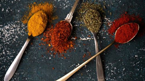 5 remedii naturale care pot ajuta la scăderea nivelului ridicat de colesterol și la prevenirea accidentului vascular cerebral/ Turmericul, ghimbirul și usturoiul, în fruntea listei