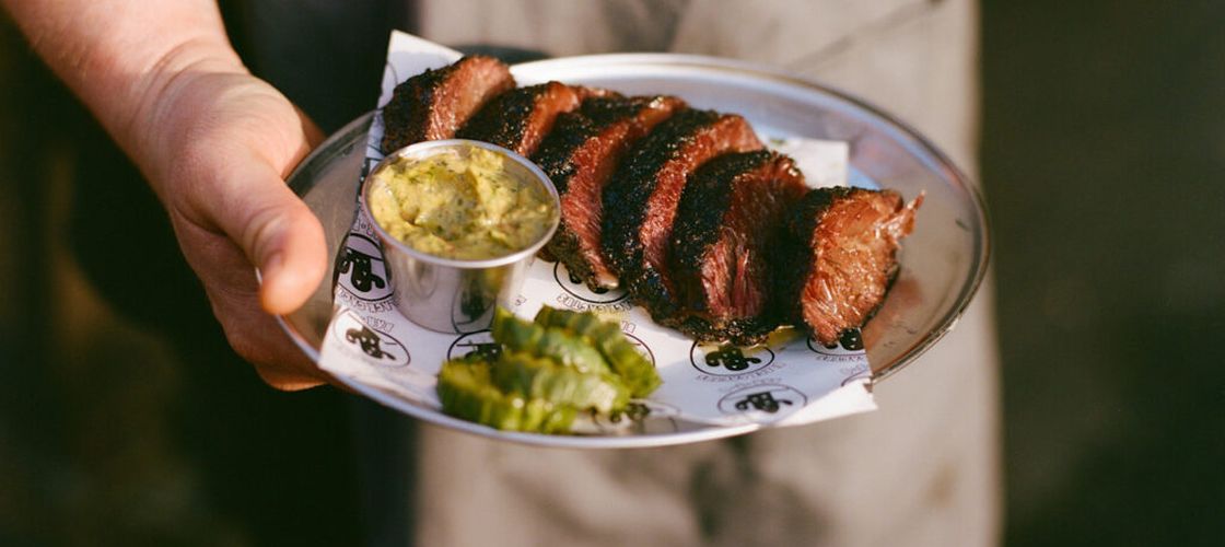 Friptură gătită lent, în stil texan, poate fi găsită și în estul Londrei/ O explozie a restaurantelor de tip barbecue în capitala Marii Britanii