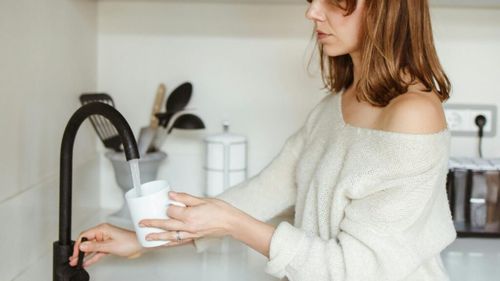 Un nou material care ar putea în curând elimina problema poluanților eterni din apa de băut, creat de cercetători americani. Cum le putem limita actualmente impactul