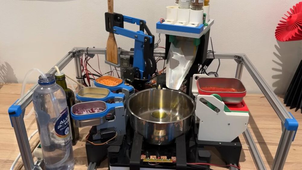 VIDEO | Bucătarul robot revine: După ce „a absolvit” o școală culinară, acum gătește o masă completă, fără nicio intervenție umană