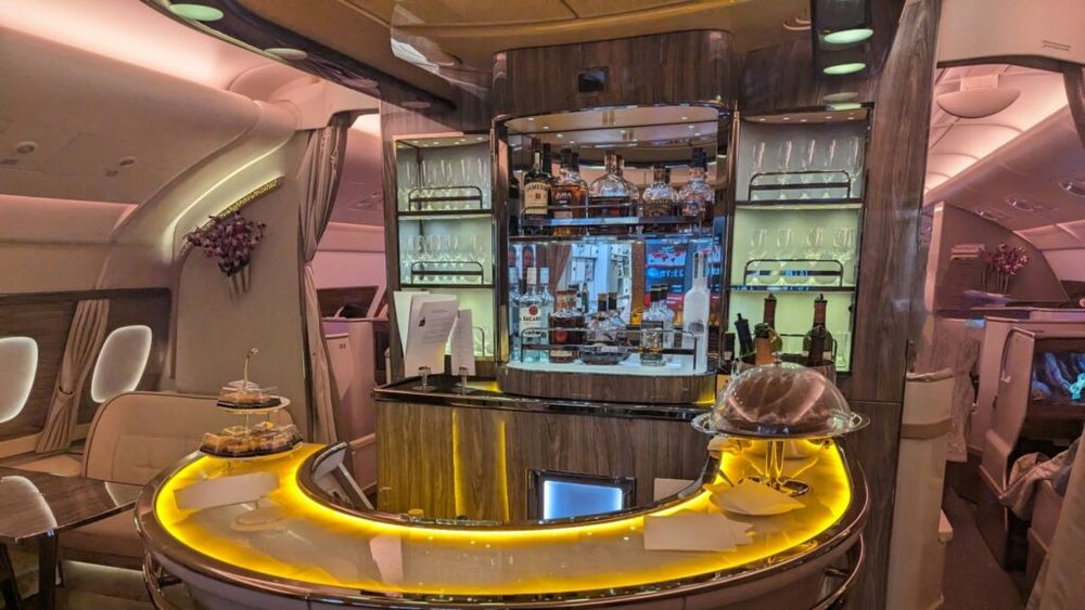 Caviar, șampanie și mâncare cu stele Michelin la bordul avioanelor. Companiile aeriene se întrec să atragă tot mai mulți clienți în cabinele premium