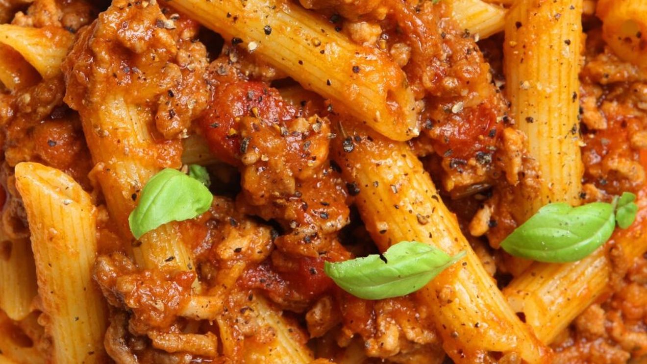 Cum să faci rapid un sos de roșii cu carne pentru paste. Bun și rece, ideal și pentru mâncarea la pachet