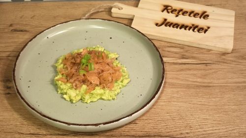 Vrei un mic dejun mai fancy în weekend? Prepară un tartar de somon cu mousse de avocado și pune-l pe o felie de pâine prăjită de casă