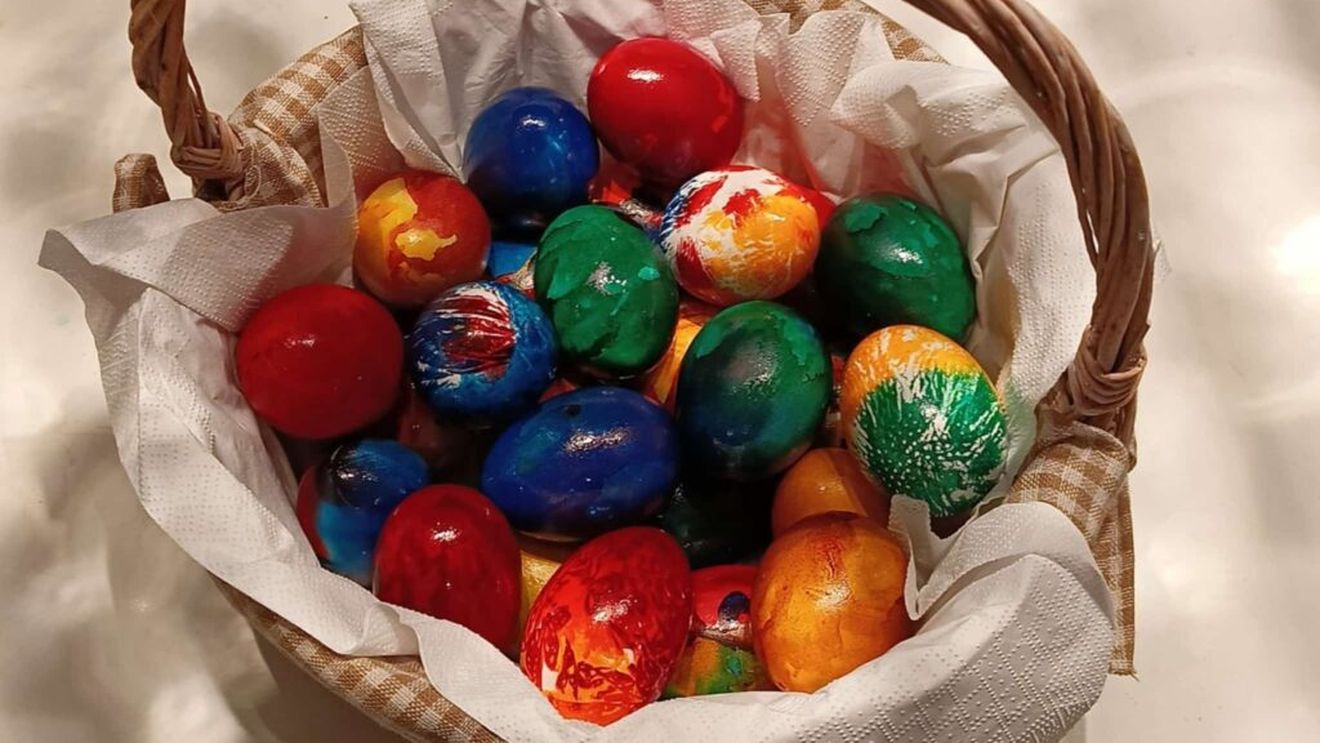 O fermă din Germania produce 800.000 de ouă colorate pe zi cu ajutorul unei mașini speciale/ „Nu reușim să facem față tuturor comenzilor”