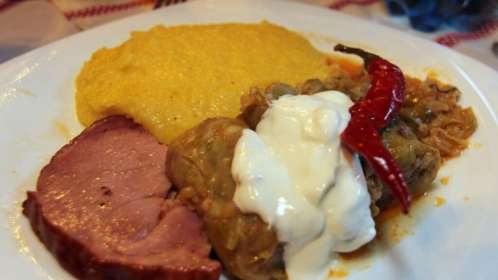 VIDEO | De la Sarmale la Tapas | Sarmale românești servite ca tapas într-un bar din Barcelona, lângă stadionul Camp Nou: „Transformasem farfuria noastră de sarmale într-o sarma micuță, într-o tapă mică cu un ardei iute, smântână și un pic de mămăliguță”