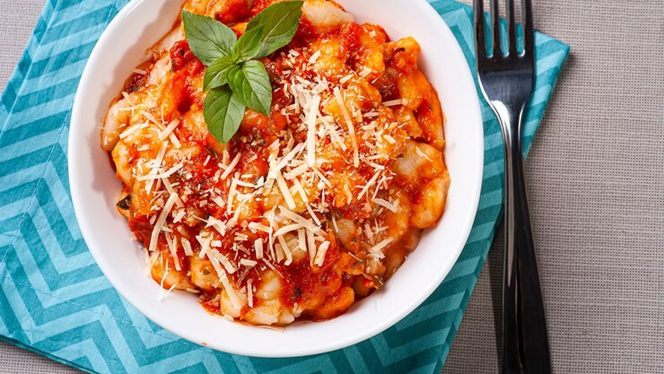 Gnocchi. Te lovești des de ei în supermarket și par niște ciudățenii. Dar ești și curios, însă nu știi cum se gătesc. Iată tot ce poți face cu o pungă din aceste găluște italiene