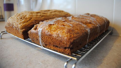 Ceva dulce | Prăjitură pe bază de făină integrală cu mere și scorțișoară, bună de luat și la birou, la pachet / Are puține calorii și se face super-ușor