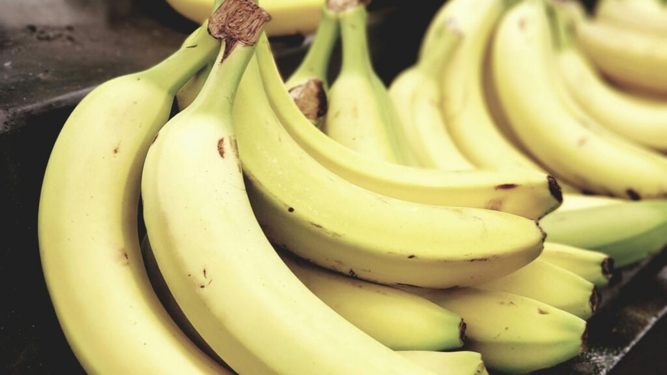 Bananele, cel mai comandat produs pe aplicația Glovo