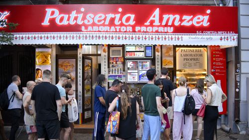 Incident violent la coada de la celebra patiserie din Piața Amzei, în plin „război al merdenelelor”. Poliția a intervenit
