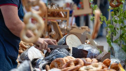Gastroweekend | Produse tradiționale, bujori și concerte în piețele Amzei și Matache, în acest weekend din București