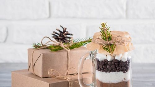 Cum poți prepara singur din ingrediente simple un amestec pentru ciocolată caldă. Într-un borcan frumos decorat, poate fi și un dar de Craciun pentru colegi