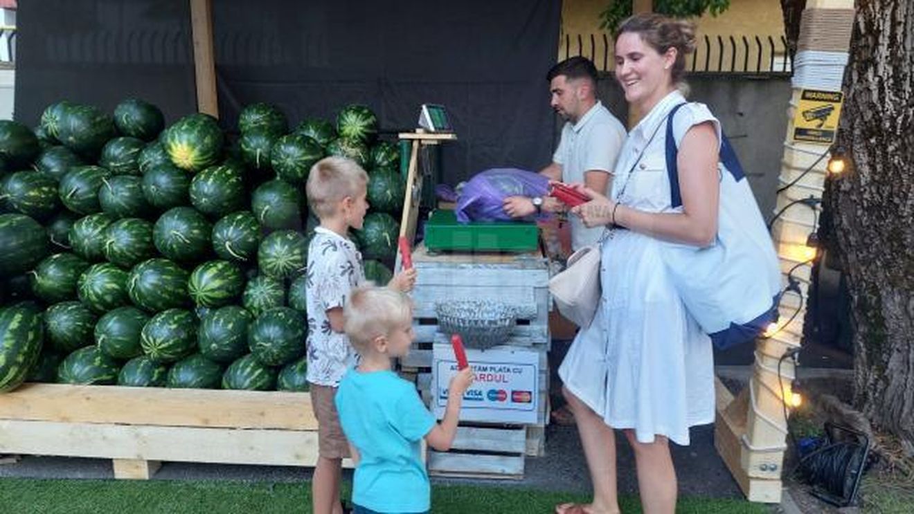 La Suceava, pepenii se pot plăti cu cardul / Mișu vinde pepeni „cu probă”, de mai bine de 17 ani: „Foarte rar se întâmplă să mă înșel asupra calității lor”