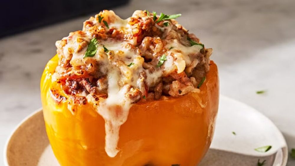 Ardeii umpluți, mai buni ca „la mama acasă” / Este unul dintre cele mai simple și iubite preparate în familie / Rețeta îmbină carnea, orezul și brânza într-un preparat sățios