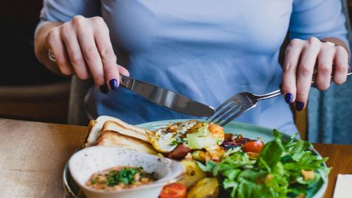 STUDIU: 68% dintre români se consideră sănătoşi, însă doar 40% urmează constant o dietă echilibrată