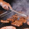 Cozi la mici și pastramă în Obor. Cât a costat meniul tradițional la festival