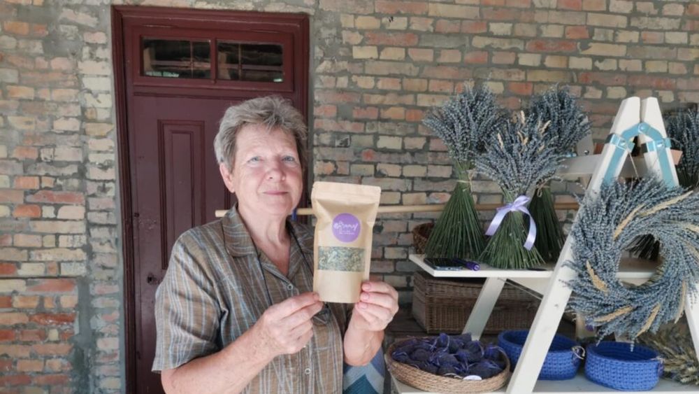 FOTO | Grădina înmiresmată a producătoarei de ceai artizanal din Comloșu Mic/ Plantele sunt uscate, amestecate într-o combinație parfumată și ambalate în pungi de hârtie