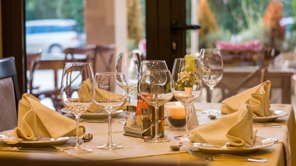 Profitul restaurantelor din România a scăzut anul trecut pentru prima oară de la pandemie, cu 12% / Numărul angajaților din localuri a atins un nivel record