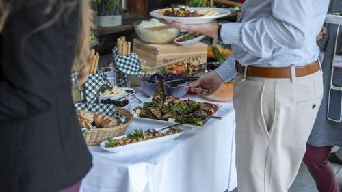 Tururile gastronomice, o tendință din ce în ce mai populară pentru turiștii care ajung în Atena / „Mâncarea te ajută să înțelegi oamenii. Este un limbaj universal și singura parte a culturii care devine literalmente parte din noi”