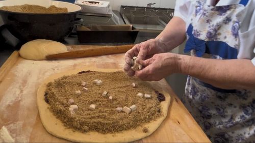 VIDEO | Paște în Maramureș: Cozonacii sunt „vedeta” mesei de sărbătoare, alături de mielul umplut și cornulețele cu magiun