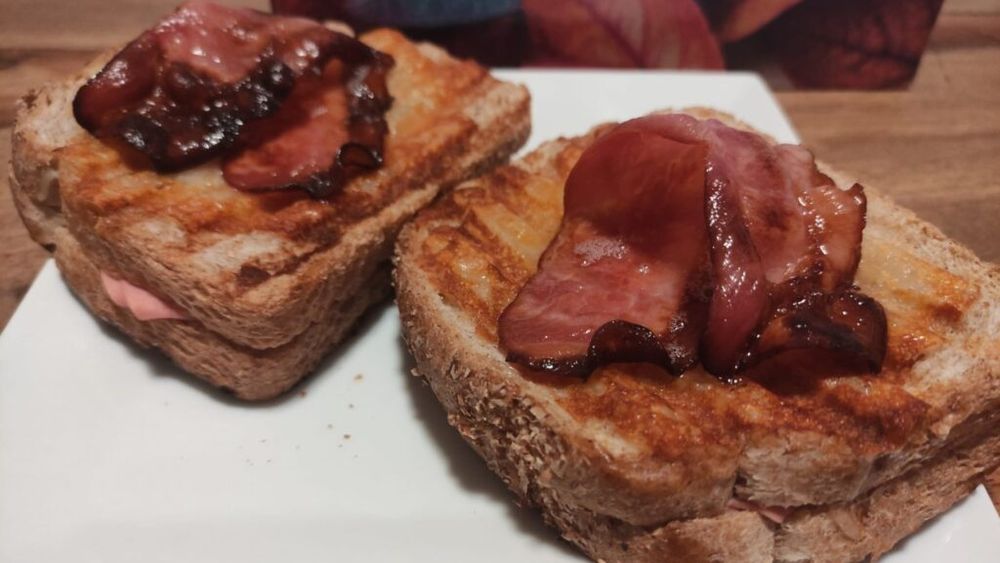 Croque Monsieur – Sandwich-ul franțuzesc faimos pe care îl pregătește orice bistro parizian/ Are un frate aproape geamăn, Croque Madame