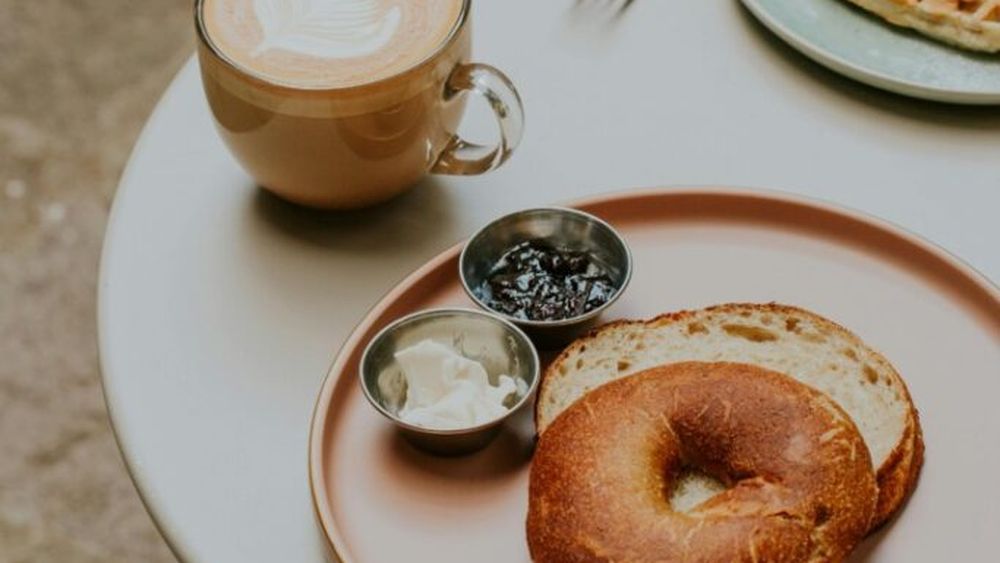 Bagel de casă sau sandwich american, iese perfect când preparăm chiar noi pâinea/ Umplutura o pune fiecare după gust