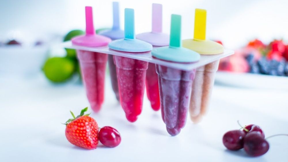 E gheață din fructe pe băț și e ca și cum ar fi o înghețată dar nu are zahăr și grăsimi. Popcicle, cel mai răcoritor desert al verii împlinește 120 de ani
