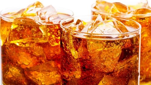 E mult mai bine să bei apă dacă vrei să-ți protejezi ficatul. Și băuturile cu zahăr, dar și cele cu îndulcitori pot duce la boala ficatului gras