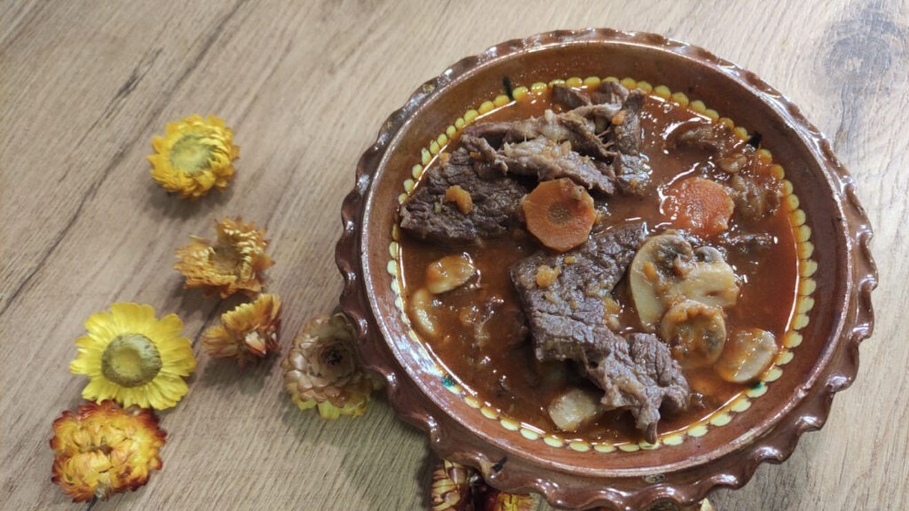 VIDEO Retetele Juanitei: Fricando, tocăniță catalană de vită / Cu mult sos și ciuperci