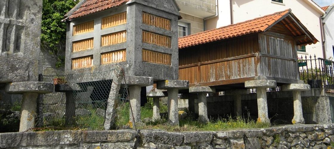 Un sat pescăresc a devenit celebru pentru imaginea sa unică. Zeci de hambare de cereale sunt suspendate pe piloni chiar pe malul mării