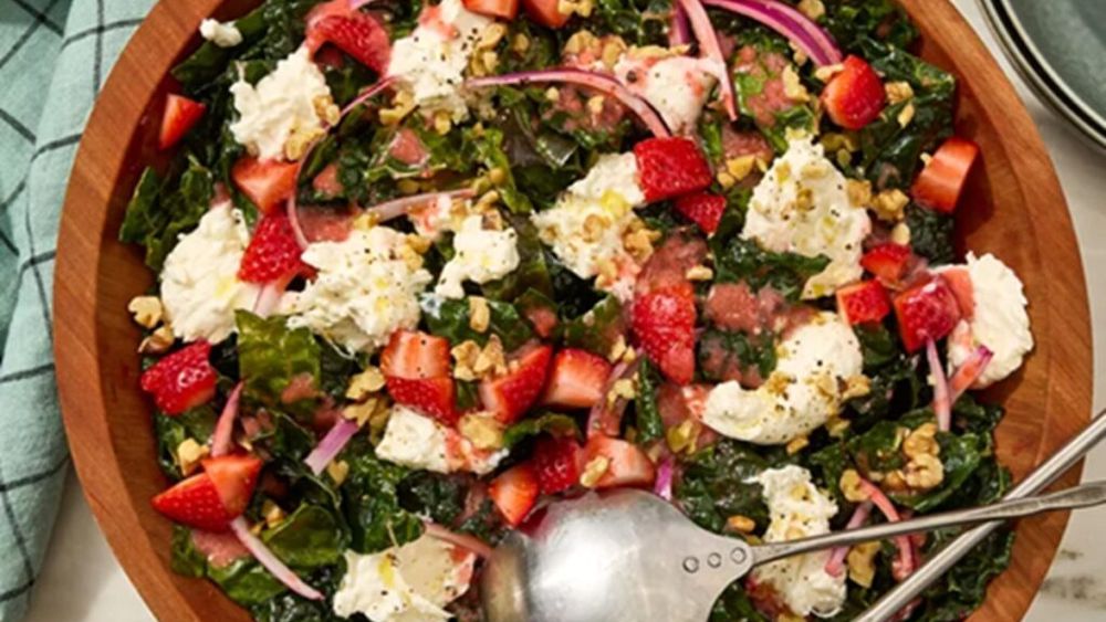 Salată cu efect antiinflamator: conține căpșuni, kale și burrata / Gustoasă, benefică pentru sănătate și incredibil de ușor de preparat