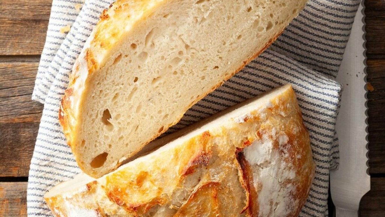 Pâinea de casă, rețeta după care bunicile noastre făceau pâinea în cuptor/Secretul care te ajută să obții o coajă subțire și crocantă