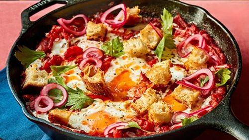 Ouă Bloody Mary picante cu crutoane crocante / O rețetă de mic dejun savuros, pe care trebuie să o încerci