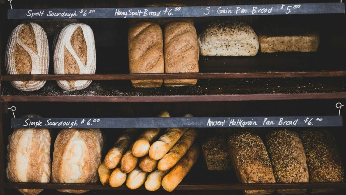 Miercuri, de Ziua Mondială a Alimentației, sărbătorim și „pâinea noastră de toate zilele” / Scurt istoric al pâinii: De la neolitic la baguette / Sfaturi de la primul sommelier de pâine din România