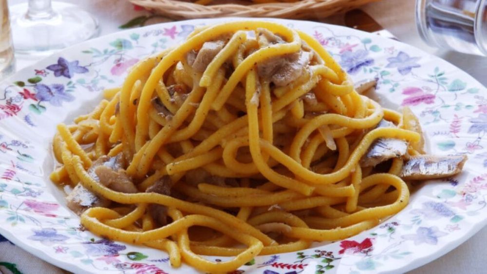 Pastele de vineri seara. Bigoli in salsa, o rețetă tradițională din laguna venețiană. Sosul este extrem de simplu și rapid și îl putem adapta la ingredientele noastre locale. O rețetă low cost numai bună pentru serile friguroase de iarnă