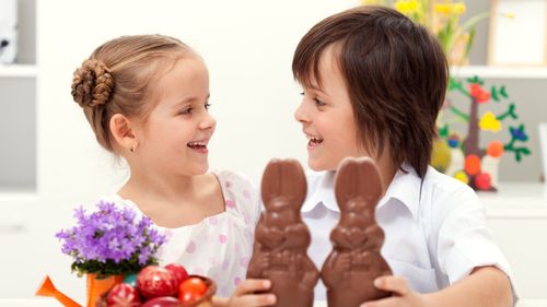 Opțiuni sănătoase pentru vânătoarea de ouă de Paște / Cum transformi jocul preferat al copiilor într-o experiență echilibrată (fără să pierzi magia)