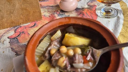 Ce am mâncat bun în vacanță: Ciorbă de vițel cu boabe de năut și cartofi copți, la o terasă de la baza pârtiei de schi din stațiunea bulgară Pamporovo