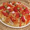 VIDEO | Salată mediteraneeană de paste cu somon și legume. Vara salatele de paste reci, orez, cereale sau leguminoase sunt salvarea