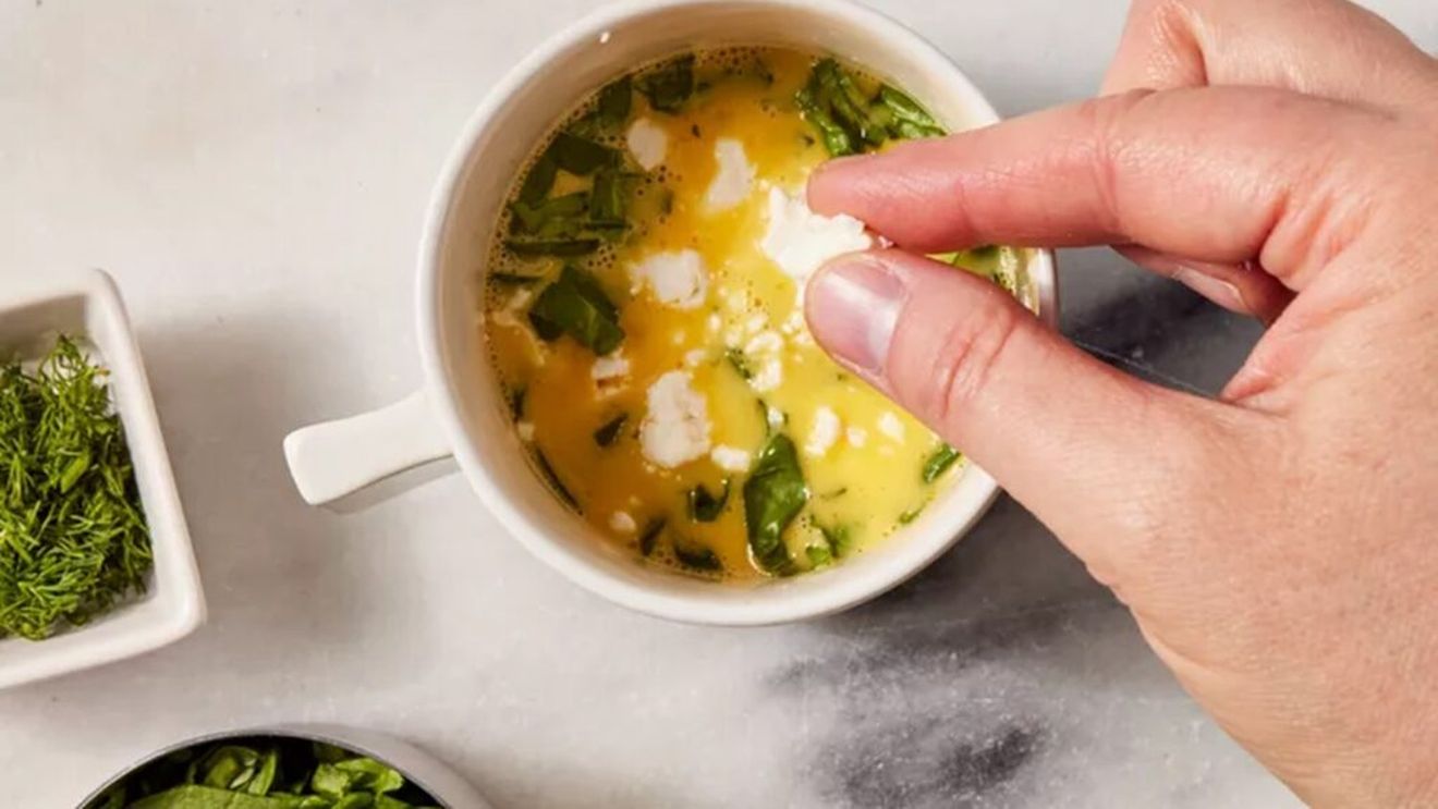 Mic dejun pentru întreaga familie, gata în 15 minute/Feta, spanacul și omleta sunt o combinație ideală pentru dimineață