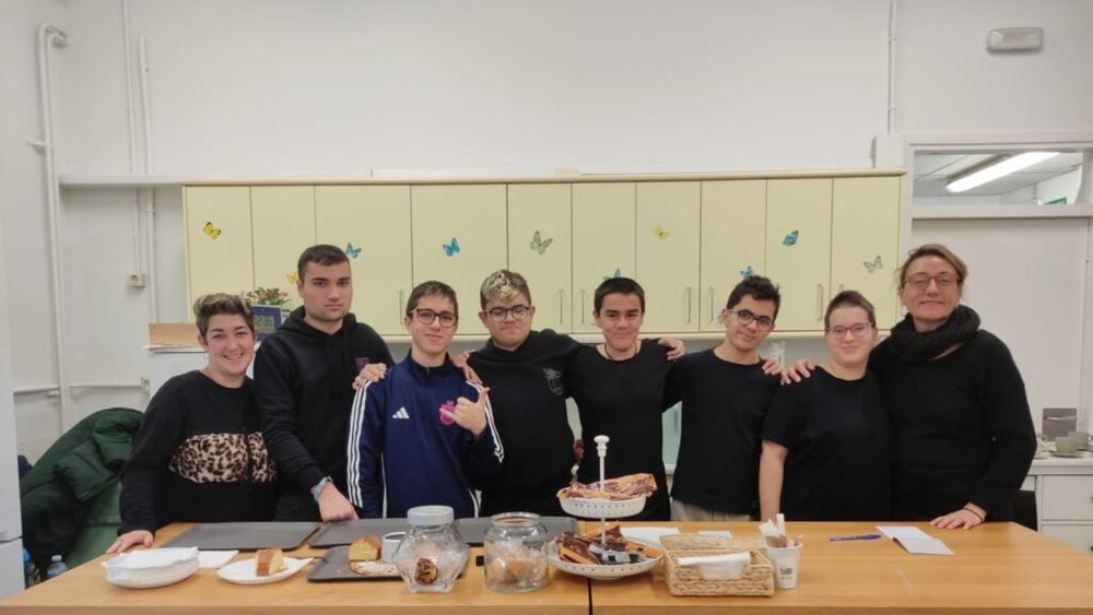 VIDEO Cafeneaua de lângă Barcelona unde lucrează adolescenți cu dizabilități/ Învață să fie chelneri, casieri și să pregătească mâncarea/ Cafeneaua funcționează în cadrul unei școli pentru copii cu nevoi speciale