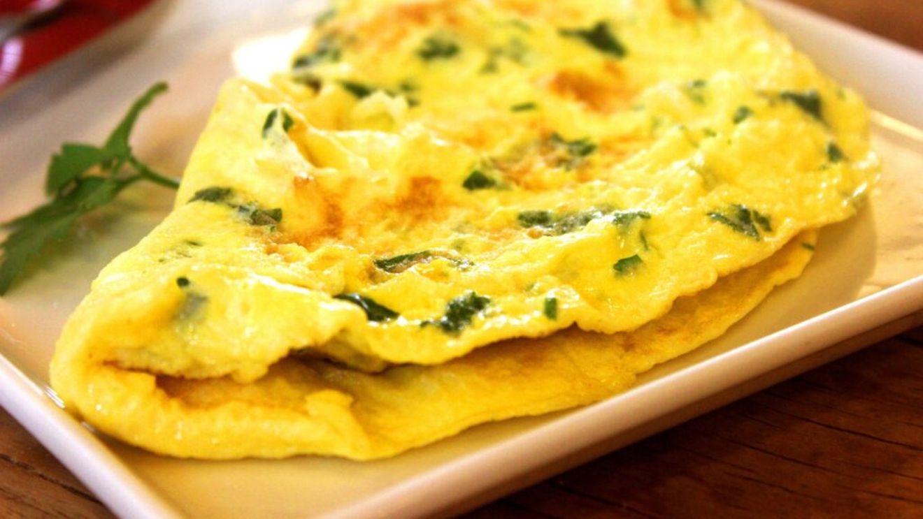 Omletă bogată în fibre și proteine. O rețetă sănătoasă pentru un mic dejun energizant / Ai nevoie de ouă, spanac, ardei și fulgi de ovăz