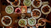 În ce ordine ar trebui să mănânci la masă? Legumele, proteinele și carbohidrații pot avea efecte diferite asupra glicemiei, în funcție de ordinea în care le consumi