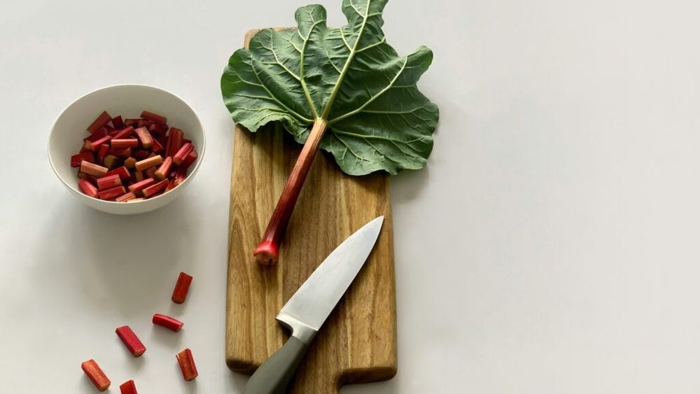 Rubarba, roșiatică, strălucitoare și acrișoară, are beneficii impresionante pentru sănătatea oaselor, a sistemului digestiv și nu numai / Nutriționiștii dezvăluie vitaminele, antioxidanții și alți nutrienți pe care îi oferă această plantă
