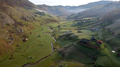 Ce a mâncat reporterul BBC pe Via Transilvanica: Doina mi-a pregătit o pulpă de la unul dintre puii ei, aproape de nerecunoscut ca textură și culoare față de varianta din supermarket