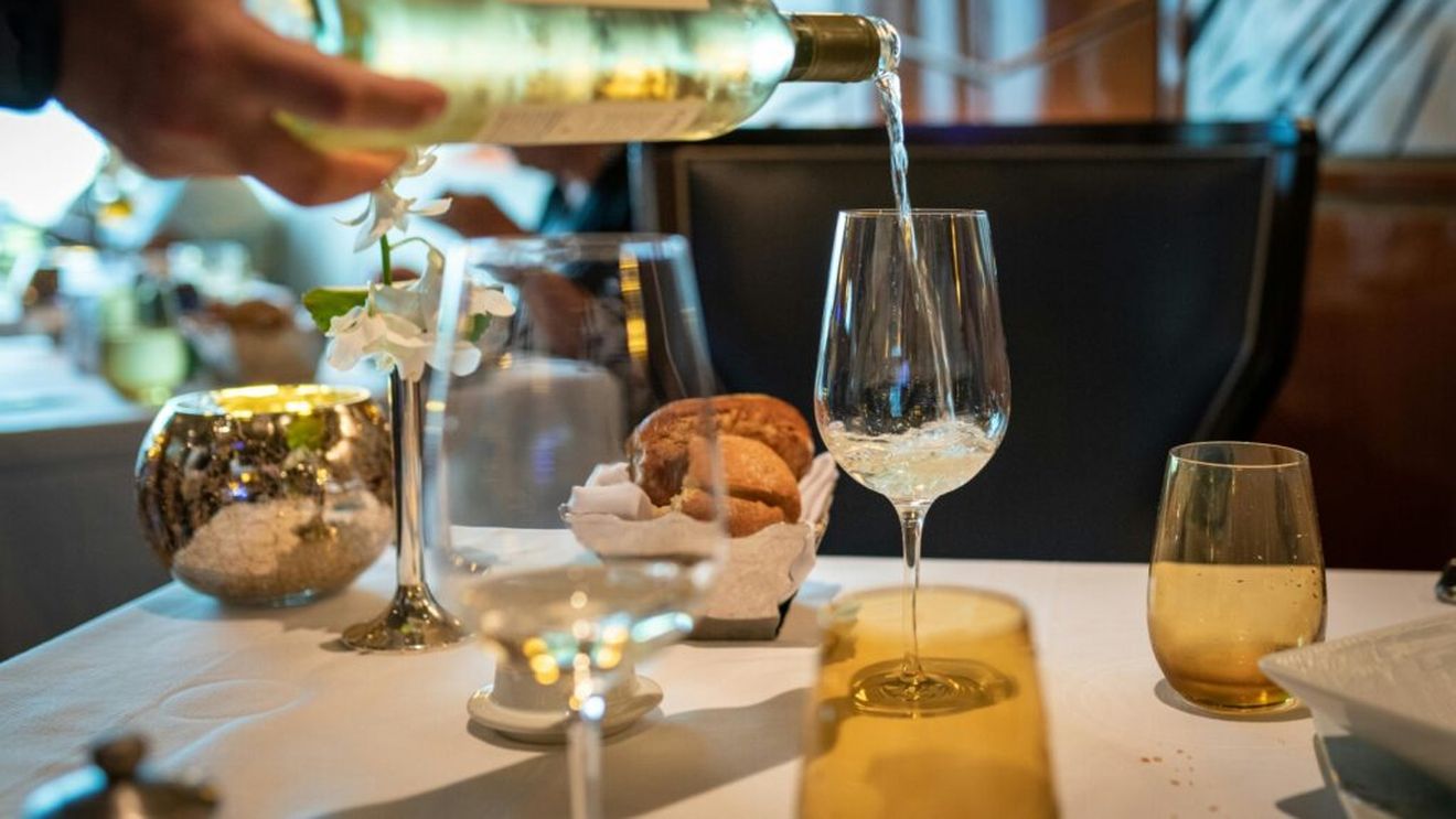 4 alimente și băuturi inflamatorii care accelerează pierderea de colagen și distrug antioxidanții din piele / Dacă vrei un ten frumos, tânăr și fără riduri, ocolește, în primul rând, alcoolul și pâinea albă