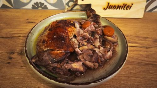 Rețetele Juanitei | Coq au vin, un clasic al bucătăriei franceze/ Rețeta lui Paul Bocuse, unul dintre cei mai faimoși bucătari din lume